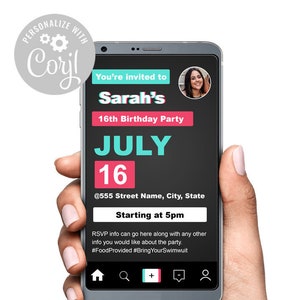 Könnte beinhalten: Ein Smartphone-Bildschirm zeigt eine Geburtstagseinladung für Sarahs 16. Geburtstagsparty am 16. Juli. Die Einladung enthält die Uhrzeit, den Ort und die Hashtags #FoodProvided und #BringYourSwimsuit.