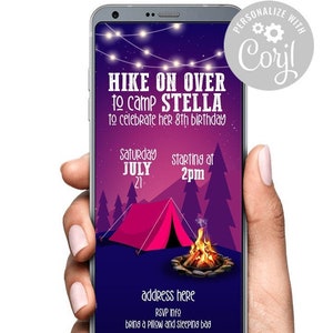 Könnte beinhalten: Eine violette und rosafarbene Einladung zum Camping-Geburtstag für Stellas 8. Geburtstag. Die Einladung zeigt ein Zelt, ein Lagerfeuer und eine Lichterkette. Der Text lautet "HIKE ON OVER to camp STELLA to celebrate her 8th birthday Saturday JULY 21 starting at 2pm address here RSVP Info bring a pillow and sleeping bag".