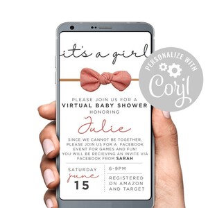 Könnte beinhalten: Eine virtuelle Babyparty-Einladung auf einem Smartphone-Bildschirm. Die Einladung ist für ein Mädchen und zeigt eine rosafarbene Schleife mit einem braunen Band. Der Text auf der Einladung lautet "It's a girl", "Bitte schließen Sie sich uns zu einer virtuellen Babyparty zu Ehren von Julie an", "Samstag, 15. Juni, 18:00-21:00 Uhr", "Registriert bei Amazon und Target", und "Personalisieren mit Coryl".