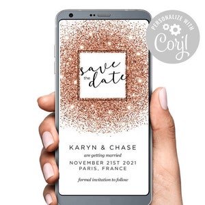 Könnte beinhalten: Eine digitale Save-the-Date-Ankündigung mit einem roségoldenen Glitzerhintergrund. Der Text lautet "save the date" in einer schwarzen Schreibschrift. Die Ankündigung enthält auch die Namen "KARYN & CHASE", das Datum "NOVEMBER 21ST 2021", den Ort "PARIS, FRANCE" und den Satz "formal invitation to follow".
