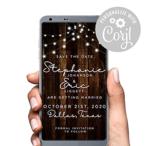 Könnte beinhalten: Eine rustikale Save-the-Date-Ankündigung für eine Hochzeit. Die Ankündigung zeigt einen Holzmaserungshintergrund mit Lichterketten und den Text "Save the Date" in Weiß. Die Namen "Stephanie Johanson & Eric Liggett" sind in weißer Kursivschrift geschrieben. Das Datum "October 21st, 2020" und der Ort "Dallas, Texas" sind ebenfalls in Weiß geschrieben. Der Text "Formal Invitation to Follow" befindet sich am unteren Rand der Ankündigung.