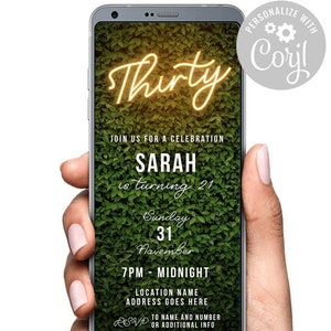 Könnte beinhalten: Eine digitale Einladung in Grün und Gold für eine 21. Geburtstagsfeier. Die Einladung lautet "Thirty" in neongelben Buchstaben, "Join us for a celebration", "Sarah is turning 21", "Sunday, November 31", "7PM - Midnight", "Location Name", "Address Goes Here", und "RSVP to name and number or additional info".