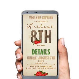 Könnte beinhalten: Eine digitale Einladung zu einer 8. Geburtstagsfeier. Die Einladung ist für Harlees Geburtstag und zeigt einen rustikalen Holzhintergrund mit roten Rosen und grünem Gras. Der Text lautet: "Sie sind eingeladen, Harlees 8. Geburtstag zu feiern. Details: Freitag, 7. August, 17:30 Uhr, 1245 Street, City. Tragen Sie Ihren Badeanzug und einen schicken Hut für diese Derby-Party!"