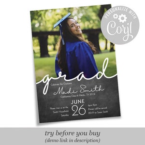 Könnte beinhalten: Eine Einladung zu einer Abschlussfeier mit einem schwarzen Tafelhintergrund und einem Foto einer Absolventin in einer blauen Kappe und Robe. Der Text lautet "Celebrate the Graduate Madi Smith Graduating Class of Aledo, TX 2018 June 26 6pm-9pm Dinner will be served RSVP to Susan Smith".