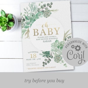 Könnte beinhalten: Eine grüne und goldene Babyparty-Einladung mit einem Aquarell-Sukkulenten-Kranz und dem Text "oh baby" in goldenen Buchstaben. Die Einladung enthält das Datum, die Uhrzeit und den Ort der Party sowie den Namen der Ehrengast, Sarah. Außerdem enthält sie den Text "Personalisieren mit Coryl" in einem grauen Kreis mit einem Zahnrad-Symbol.