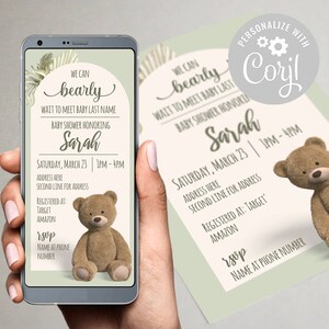 Könnte beinhalten: Eine grüne und weiße Babyparty-Einladung mit einer Illustration eines Teddybären. Die Einladung lautet "We can bearly wait to meet baby [last name]" und "Baby shower honoring Sarah". Datum und Uhrzeit der Party sind mit "Saturday, March 23 | 1PM-4PM" angegeben.