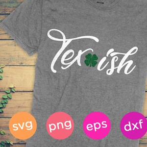 Könnte beinhalten: Ein graues T-Shirt mit dem Wort "Tex-ish" in weißer Schrift, mit einem grünen Kleeblatt. Das Shirt wird auf einem Holzgrund mit grünen Ranken präsentiert. Unter dem Shirt befinden sich vier farbige Kreise mit dem Text "svg", "png", "eps" und "dxf".