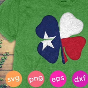 Könnte beinhalten: Grünes T-Shirt mit einem vierblättrigen Kleeblatt-Design in den Farben der Texas-Flagge: Blau, Weiß und Rot. Das Kleeblatt hat einen weißen Stern in der Mitte. Unter dem Shirt befinden sich SVG-, PNG-, EPS- und DXF-Symbole.