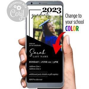 Könnte beinhalten: Eine schwarz-weiße Graduationseinladung auf dem Bildschirm eines Smartphones. Die Einladung lautet "2023 graduate" und enthält den Namen "Sarah" und das Datum "Sonntag, 22. Juni, 17:00 Uhr".