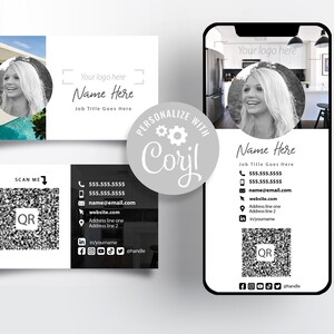 Può includere: Un biglietto da visita digitale in bianco e nero con un codice QR, un numero di telefono, un indirizzo email, un indirizzo del sito web e icone dei social media. Il biglietto presenta una foto di una donna e il testo "Name Here" e "Job Title Goes Here".