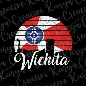 Puede incluir: Un diseño gráfico con el nombre de la ciudad "Wichita" en escritura blanca. El diseño incluye un sol a rayas rojas y blancas con un emblema azul y blanco, y una silueta del horizonte de la ciudad, todo sobre un fondo negro.