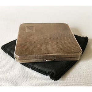 Sterling Silver Powder Compact Art Deco Guilloché Pattern Solid Silver Full Set of British Hallmarks Joseph Gloster Birmingham 1940-1941