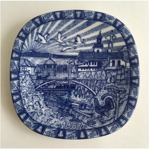 Rörstrand Christmas Plate 1987 Underglaze Cobalt Blue Nils in Dalsland Motif Selma Lagerlöf Design by Gunnar Nylund Crown Signature Sweden