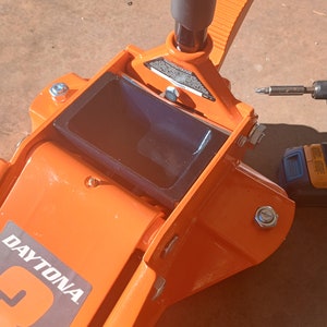 Cubby tray and tool holder for Daytona Jacks.