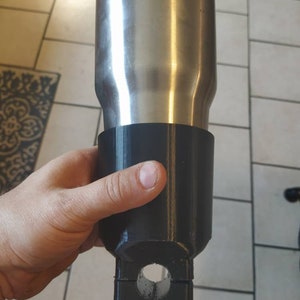 Universeller ATV Getränkehalter. Yeti in der Größe 910-750ml