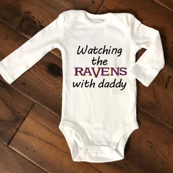 Die Raben beobachten mit Daddy/Baltimore Baby/New Ravens Fan/Football Baby/Fußball gucken mit Daddy/New Dad Geschenk/NFL Baby/Ravens Jersey