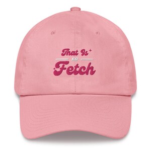 Puede incluir: Gorra de béisbol rosa con el texto "That is so Fetch" bordado en blanco y rosa.