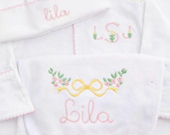 Personalisierte Baby-Mädchen-Erbstück-Set | Gestickter Blumenfuß, Mütze, Lätzchen, Schnullerclip