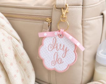 Personalisierte gestickte Windeltasche Anhänger | Benutzerdefinierte Baby Name Schlüsselbund | Bogenkante Charm