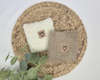 Mini almohadas de peluche con forma de osito: calidez y comodidad para los más pequeños.