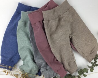 Pantalones suaves para bebé confeccionados en tejido de algodón jaspeado: cómodos y elegantes para pequeños exploradores.