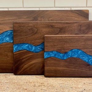 Planche à charcuterie époxy en noyer de rivière : plan de service personnalisé