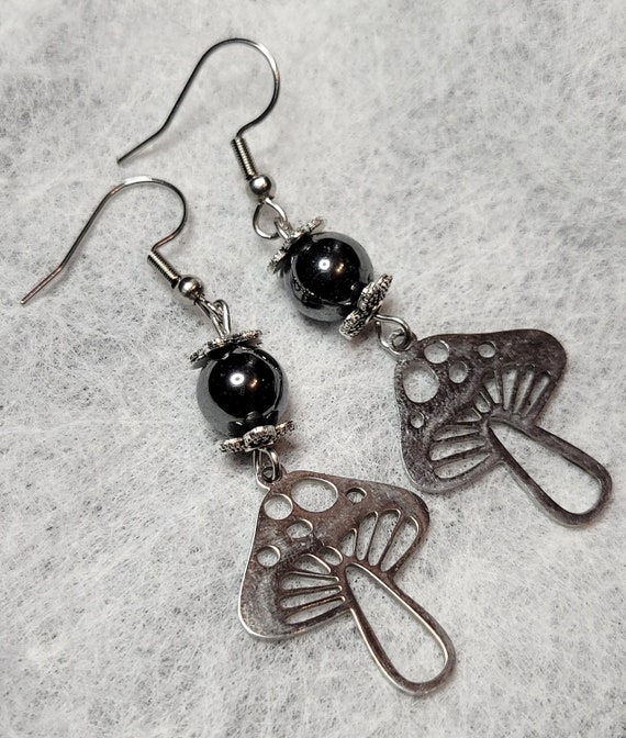 銀色のキノコと黒曜石のイヤリング - Etsy 日本