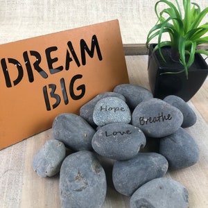 Una roccia di fiume incisa personalizzata / Arte rupestre personalizzata / In memoria della pietra / Pietra della preoccupazione / Roccia incisa / Rocce ispiratrici personalizzate