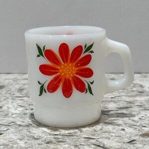 Fire King Anchor Hocking stapelmok, rode Flower Power madeliefjes koffiebeker, melkglas
