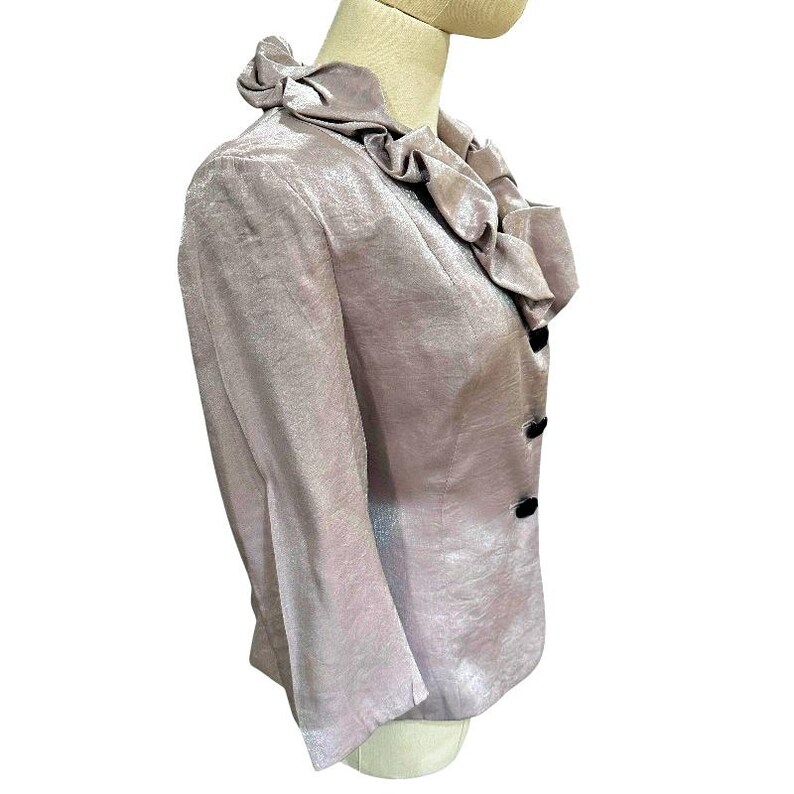 K&ouml;nnte beinhalten: Hellmauvefarbener Blazer mit ger&uuml;schtem Kragen und drei schwarzen Kn&ouml;pfen. Die Jacke hat lange &Auml;rmel und ein leicht strukturiertes Aussehen. Der Blazer wird auf einer Schaufensterpuppe pr&auml;sentiert.