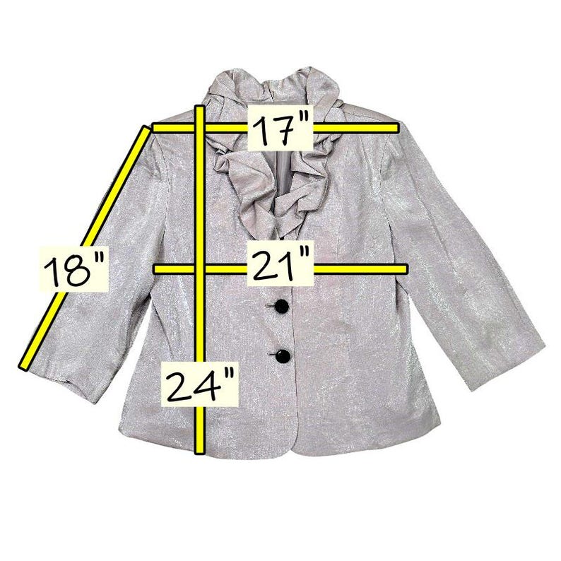 K&ouml;nnte beinhalten: Silberfarbener Blazer mit R&uuml;schenkragen und drei schwarzen Kn&ouml;pfen. Die Jacke misst 43 cm &uuml;ber den Schultern, 53 cm &uuml;ber der Brust und 61 cm in der L&auml;nge, mit 46 cm &Auml;rmeln.