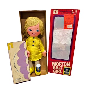 Muñeca vintage de tela suave Mattel Morton Salt Girl de los años 70 (1974), con paraguas de cartón y bote de sal en su caja original. Shoppin' Pals.