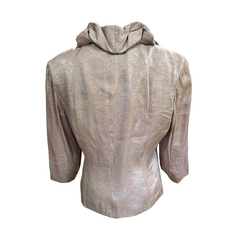K&ouml;nnte beinhalten: Hellbeige Blazer mit strukturierter Oberfl&auml;che. Die Jacke hat einen einzigartigen, drapierten Kragen und Dreiviertel&auml;rmel. Die R&uuml;ckansicht des Blazers vor wei&szlig;em Hintergrund.