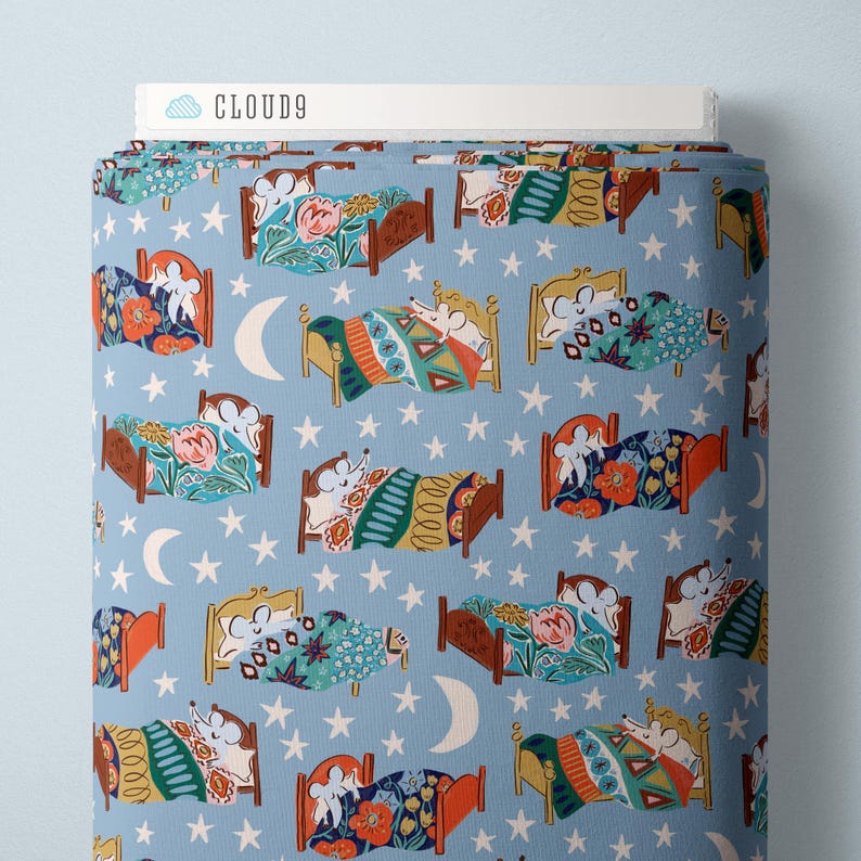 K&ouml;nnte beinhalten: Eine Stoffrolle mit einem sich wiederholenden Muster von M&auml;usen, die in Betten unter einem Sternenhimmel schlafen. Die Betten sind in verschiedenen Farben gehalten, und die Bettw&auml;sche weist florale und geometrische Designs auf. Der Stoff hat oben den Text "CLOUD9".