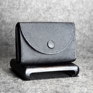 Cartera para mujer, tarjetero compacto único de cuero Saffiano con solapa con botón a presión, diseño de dos bolsillos para efectivo, tarjetas de crédito y de presentación.