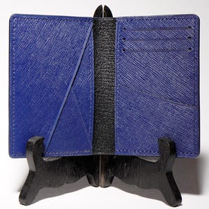 Taschen-Organizer, Vertikales Bifold-Handgemacht mit Saffiano Französischem Chevre-Leder, Designer-Modeästhetik.