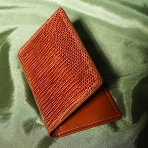 Cartera plegable de lujo con diseño de lagarto y interior de piel de becerro, tarjetero vertical minimalista marrón hecho a mano, bolsillo delantero o trasero.