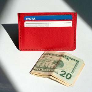 Cartera para tarjetas de crédito delgada y exclusiva, tarjetero estético y moderno elaborado con cuero Chevre francés rojo, billetera minimalista con bolsillo frontal
