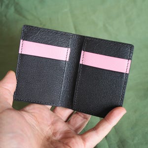 Cartera plegable de cuero para mujer, elegante tarjetero delgado de cuero chevre rosa y negro hecho a mano, un regalo genial para su tercer aniversario.