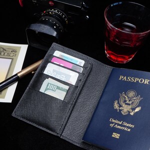 Funda organizadora para pasaporte, de piel Saffiano, estilo de diseñador, para billetes, tarjetas de embarque y tarjetas, para hombre y mujer.