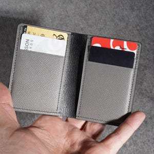 La billetera minimalista con tarjetero vertical y plegable de seis bolsillos es delgada y compacta, se puede llevar en el bolsillo delantero o guardar fácilmente en un bolso.