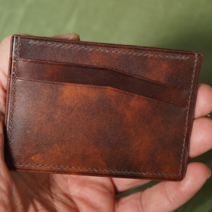 Cartera minimalista con bolsillo frontal, tarjetero fino de cinco bolsillos hecho a mano, piel de becerro de museo de plena flor, pequeño regalo estético para hombre o mujer.