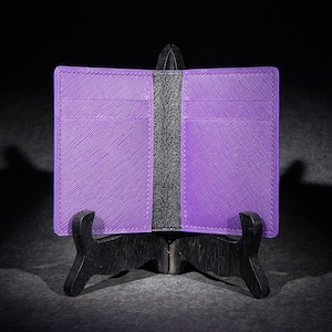 Billetera morada colorida, billetera plegable única con cuero Saffiano, tarjetero de seis bolsillos con estética minimalista para hombres y mujeres, genial y moderno.