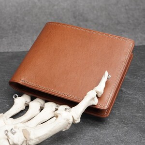Cartera plegable de lujo, hecha a mano con cuero vegetal italiano de grano completo color marrón whisky Buttero con nueve bolsillos