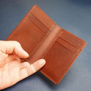 Cartera vertical plegable para hombre, tarjetero minimalista pequeño de seis bolsillos en exclusivo cuero Buttero Hatch color marrón castaño italiano.
