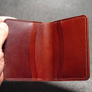 Cartera minimalista plegable, tarjetero vertical de cuero marrón butterro con seis bolsillos, regalo para hombres y mujeres, esta billetera tendrá una hermosa pátina.