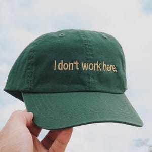 私はここで働いていません刺繍入り帽子