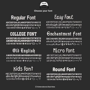 Pu&ograve; includere: Immagine che mostra vari stili di carattere per ricami personalizzati. I caratteri includono Regular, Easy, College, Enchantment, Old English, Micro, Kids e Round. Ogni carattere mostra l'alfabeto e i numeri, con il testo "Choose your font" in alto.