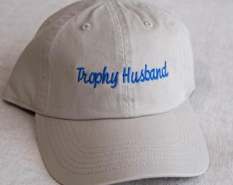 Gorra de papá bordada con el logo de Trophy Marido