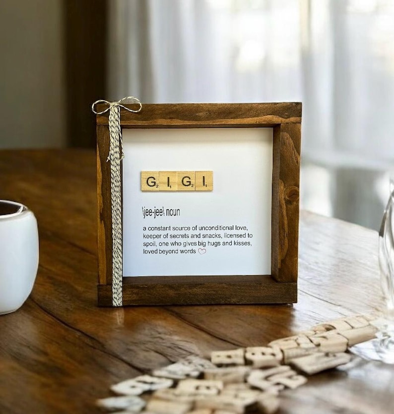 Quadro personalizado para presente da vovó, com peças de Scrabble, acabamento em nogueira. imagem 2